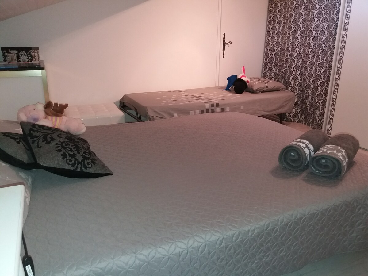 Spavaća soba 2 : 1 140 kreveta.
⚠️ ako je četvrta osoba beba, na zahtjev će se postaviti 1 krevetić. )