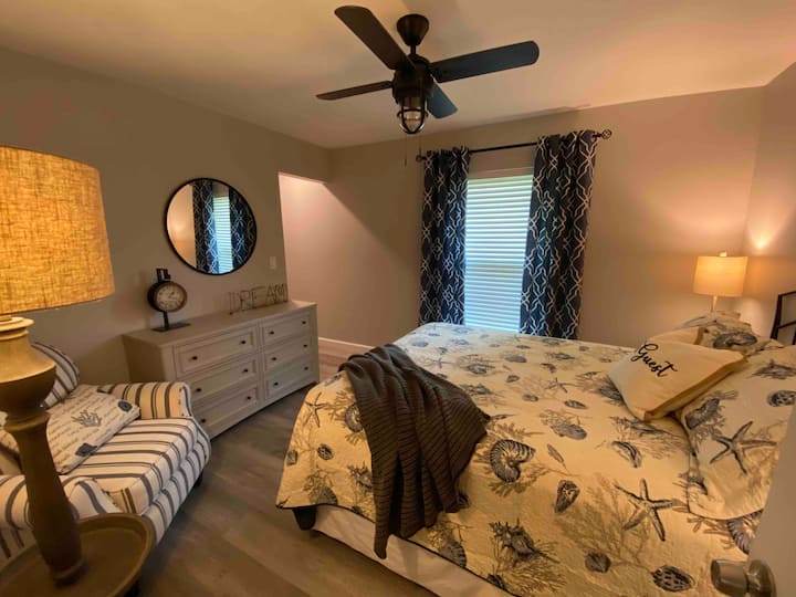 Slaapkamer 2 met queensize bed, zithoek en inloopkast 