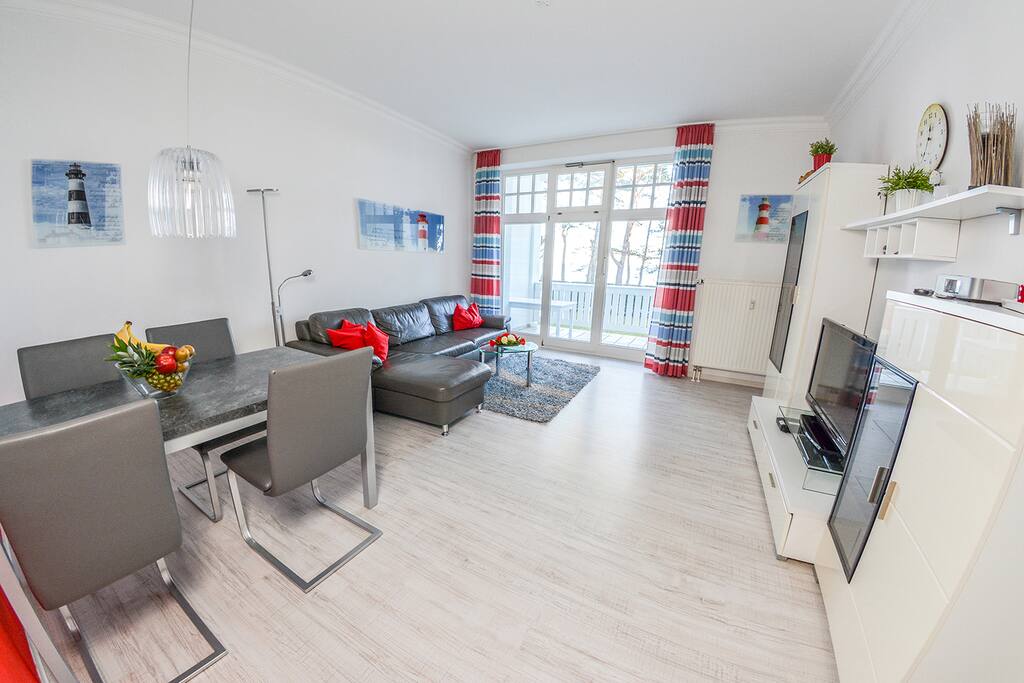 Einrichtungsbeispiel, heller Wohn- Essbereich mit Zugang zum Balkon
