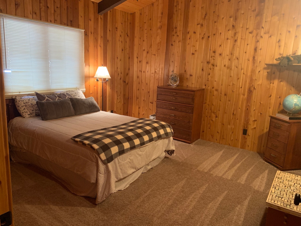 Grande chambre d'hôtes avec lit Queen située à l'étage principal.