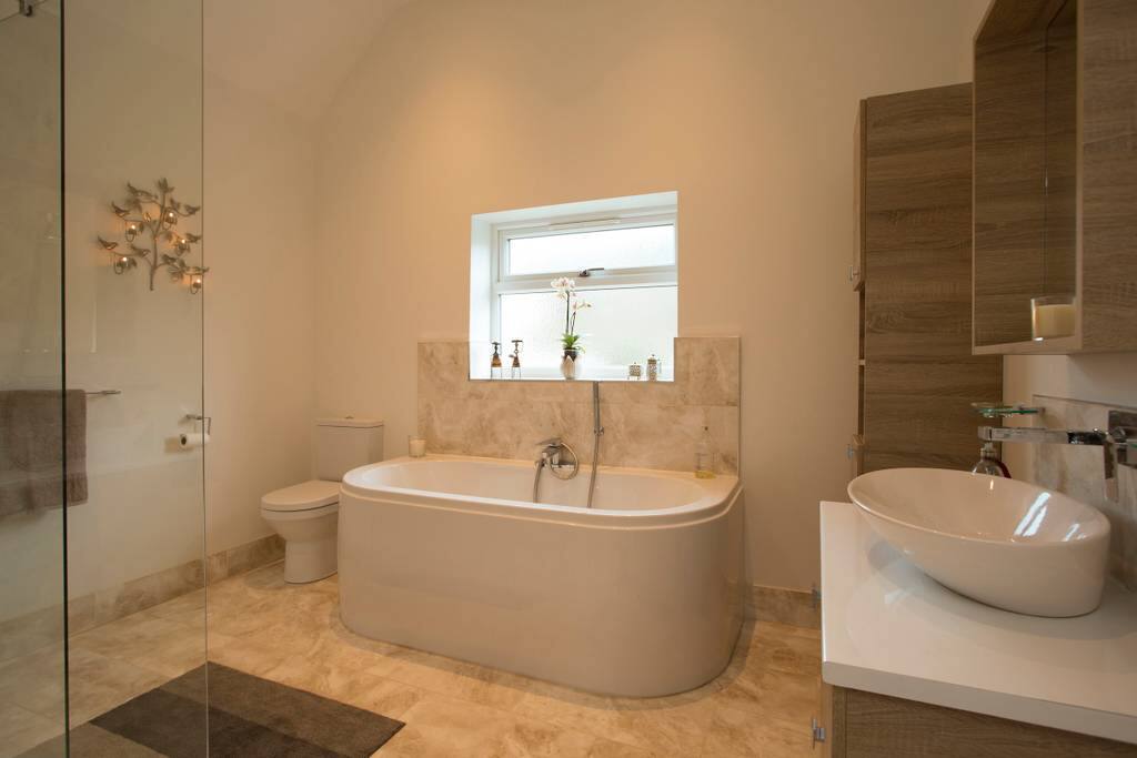 Relax in the huge round bath - bubbles provided!