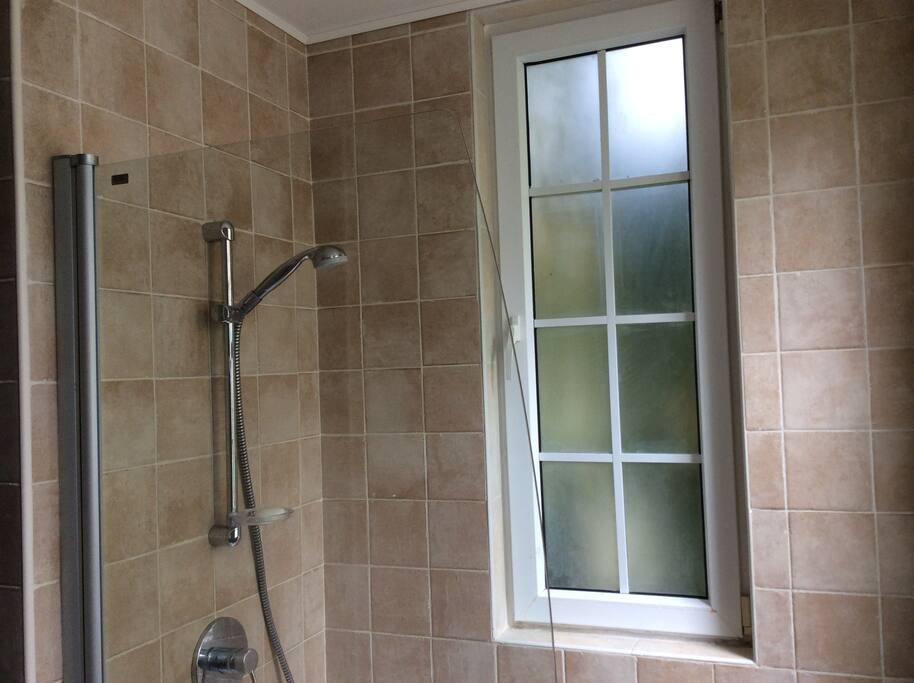 Very nice bathroom with hot water!
