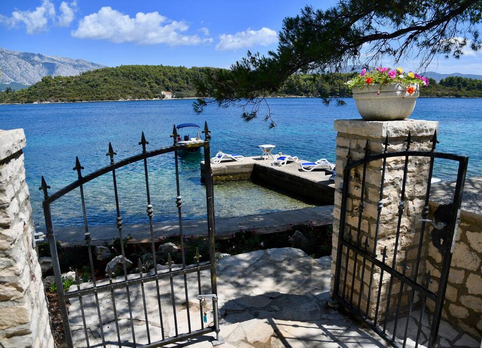 Step into the sea from the bottom of the garden and feel nature so close to you