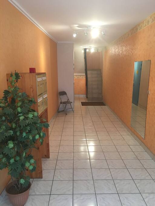 Entrée principale de l'immeuble calme et sécurisé (seulement 3 logements).