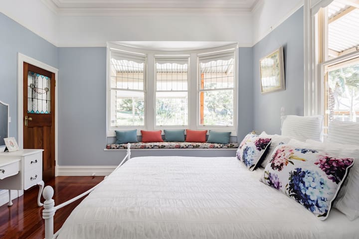 Stately Home with Gardens in Lilydale