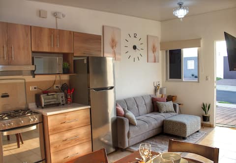 Marsella: Cozy 2BDR with Pool, AC & Hot Water