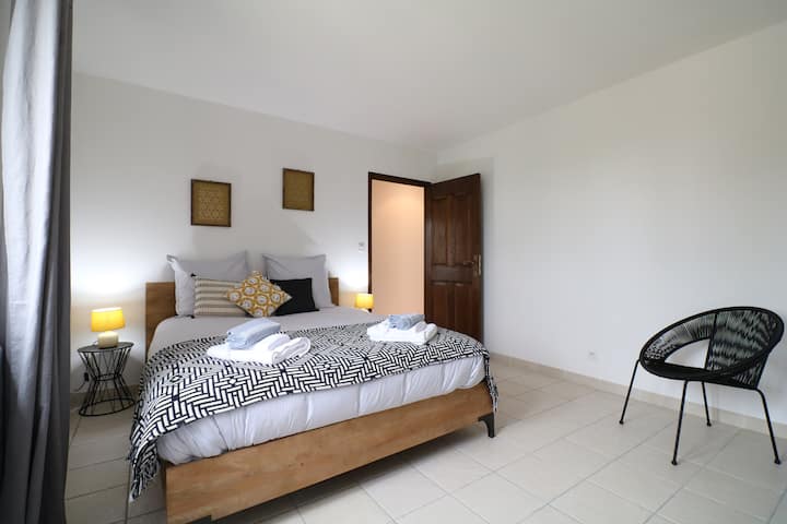 Chumba cha kijivu ghorofani: kitanda cha watu wawili 160 /ukubwa wa malkia na chumba cha kuoga cha kujitegemea