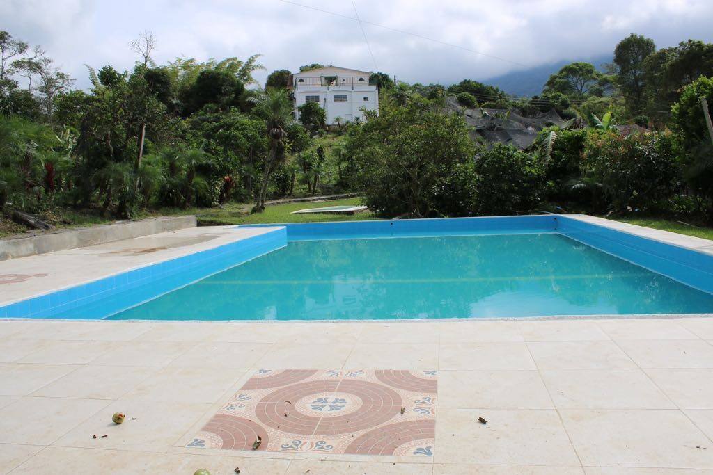 Piscina para adultos y piscina para niños pequeños