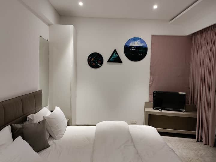 СПАЛНИ
Имотът разполага с три допълнителни спални с прилежаща баня, така че да споделите изживяването и с приятелите и семейството си.

ДВОЙНО ЛЕГЛО
МАЛЪК БАЛКОН С ЦВЕТЯ И ИЗГЛЕД КЪМ ПЛАНИНАТА
ОБОРУДВАНИ С ТЕЛЕВИЗОР И КАФЕМАШИНА