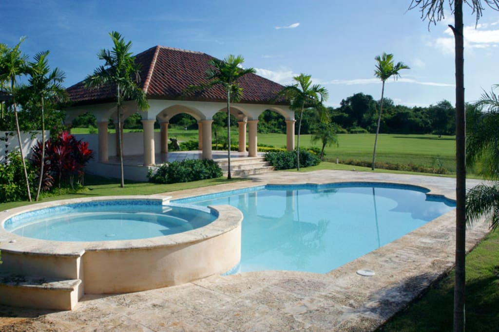 Pool, Jacuzzi and Outdoor Kitchen