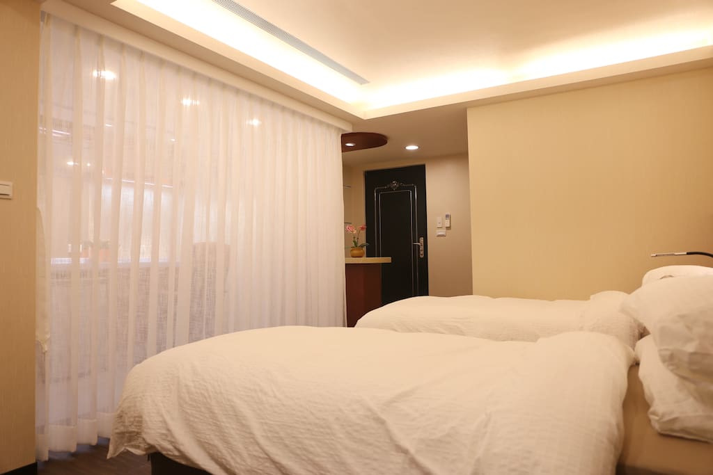 兩張單人床,可併成一張大床。Two single bed can put together as a king size bed.