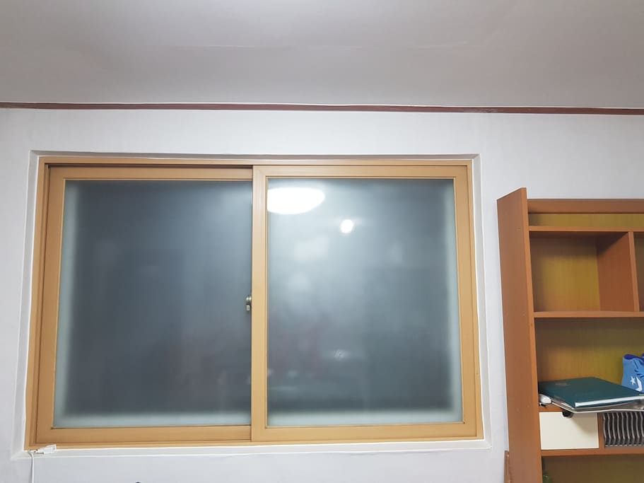 게스트
방 창문과 책상 책꽂이
