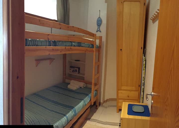 חדר שינה עם מיטת קומתיים