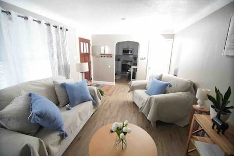 Renovated cozy home Airport-MOA-Parking/Office.