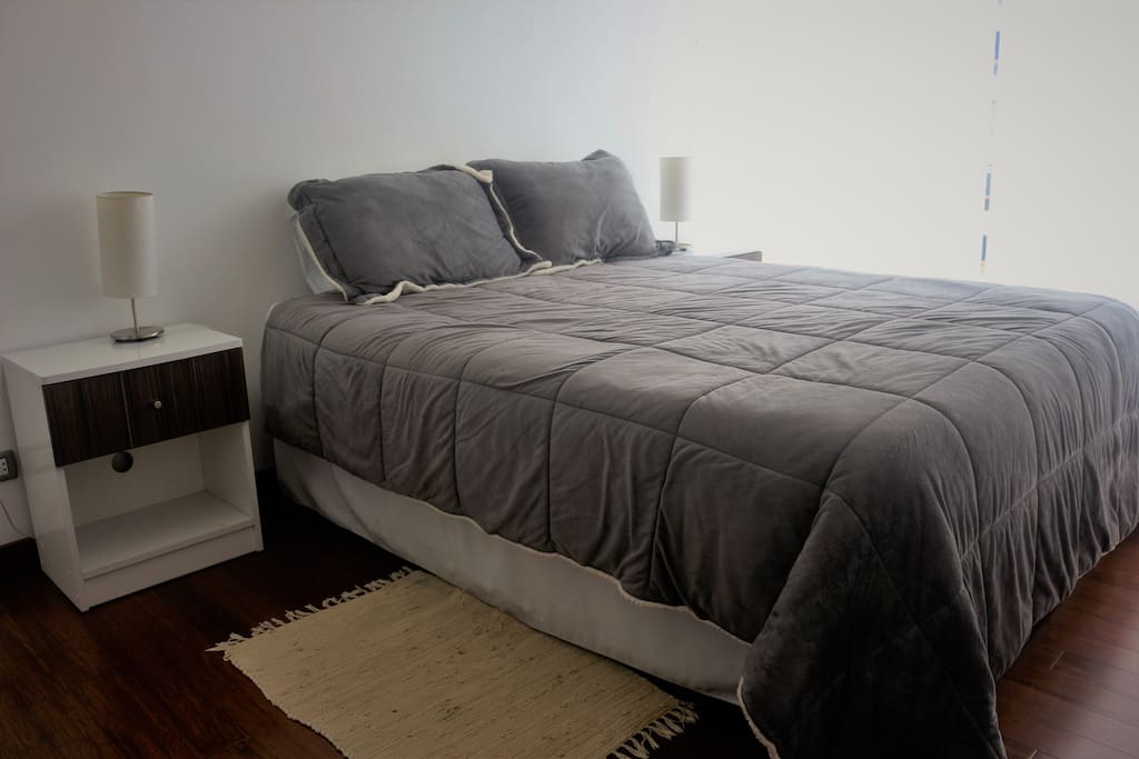 Main Bedroom en suite with queen size bed / Habitación principal en suite con cama de dos plazas