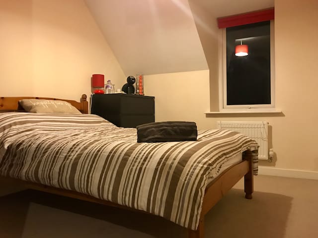 Double with private bathroom near Meadowhall