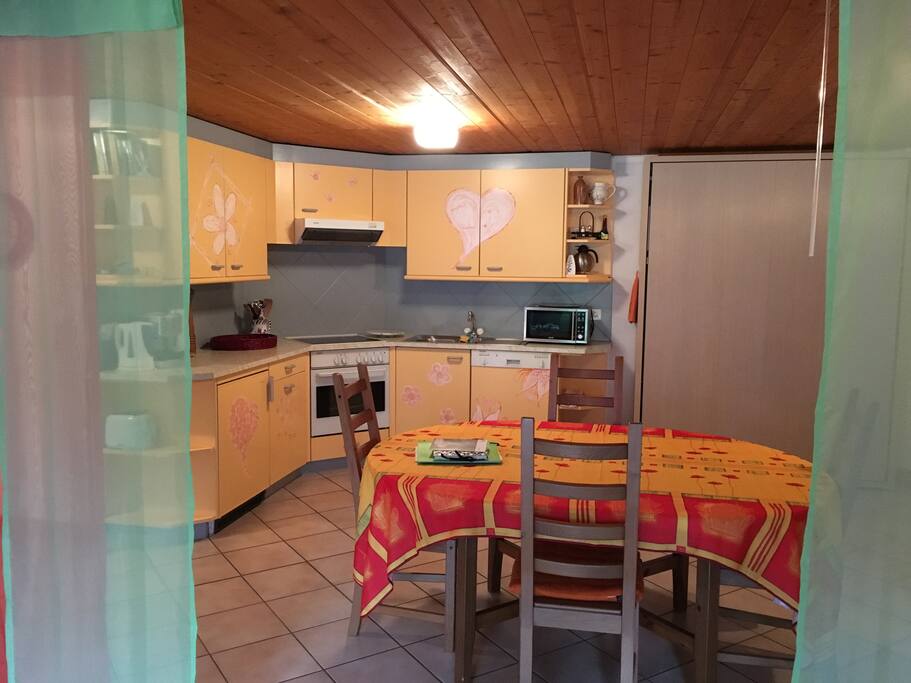 Grande cuisine et coin à manger spacieux