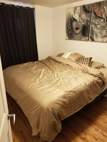 Stylish condo in Mile-ex gallery image 4