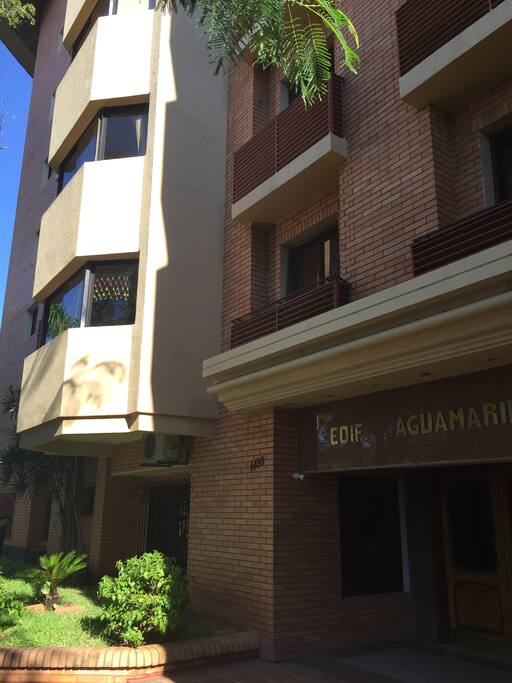 Fachada del Edificio/Front view of the building