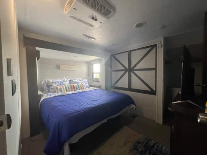 Camera da letto principale

Letto matrimoniale. 
.5 bagno