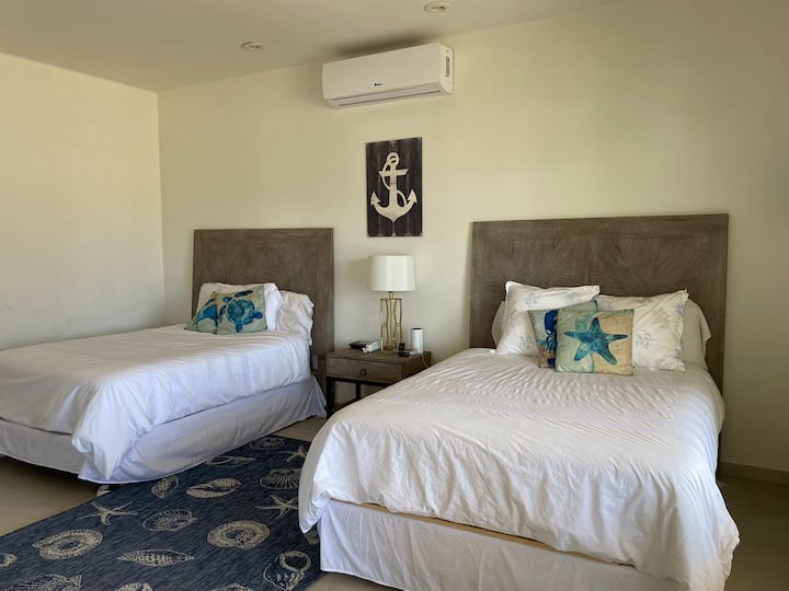 Recamara con dos camas queen y una litera