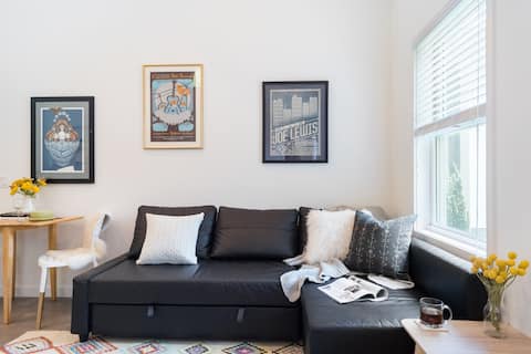 Top performing Airbnb: Bright Guest Cottage with Courtyard Patio in Bouldin Creek