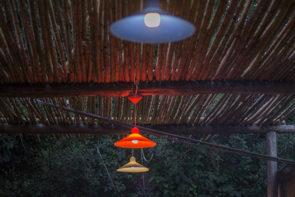 luces de colores del patio interno.