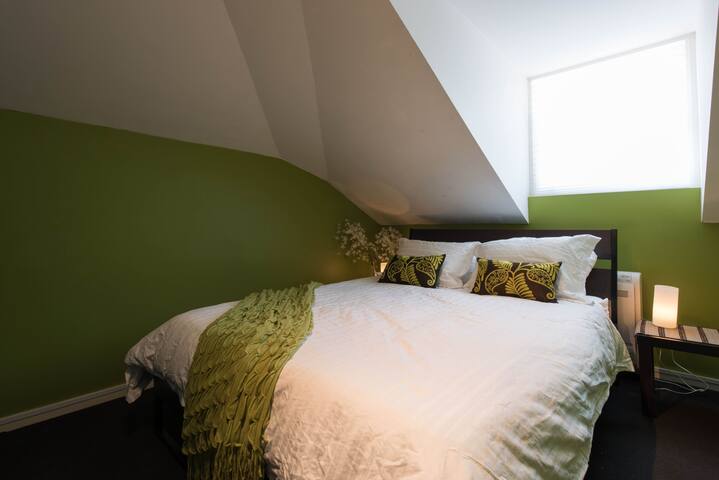 Spacious and Private Darlinghurst Retreat gallery image 4