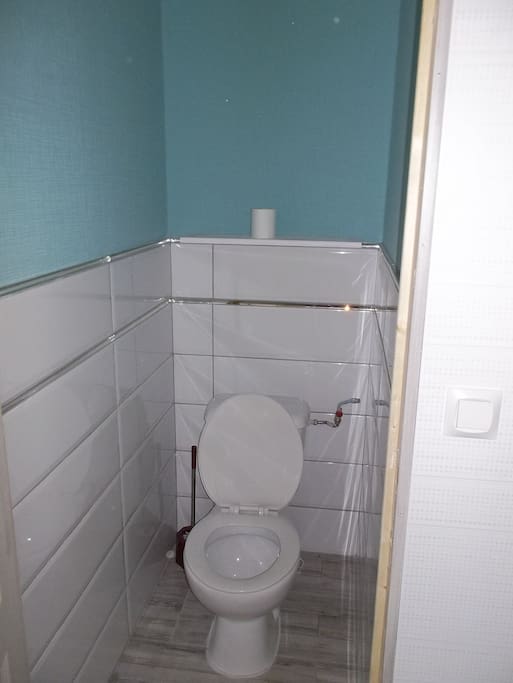 A Gauche, Wc Neuf