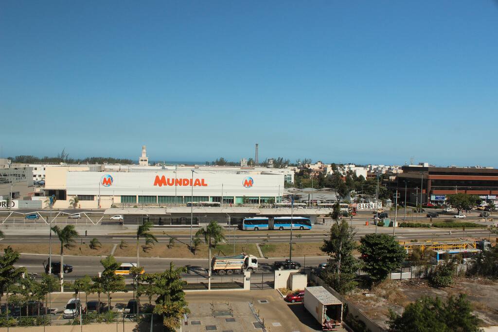 Vista da Varanda - Estação do BRT, Supermercado e mar ao fundo.