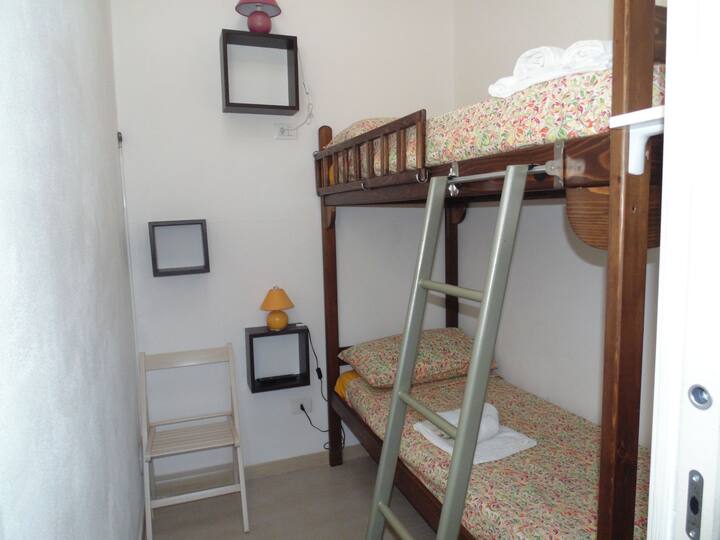 ห้องเตียงสองชั้นสำหรับผู้ใหญ่อื่นๆ พร้อมหน้าต่างบนดาดฟ้า