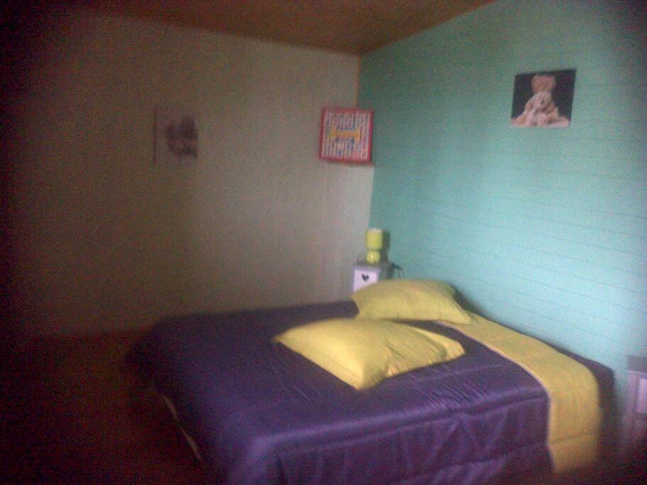 grande chambre avec lit parapluie pour bébé