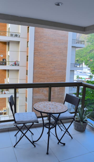 Baranda com mesa para café de manhã