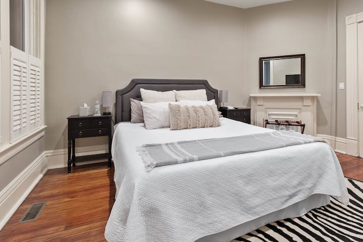 Dhomë gjumi King Tempur-Pedic në njësinë e katit të parë