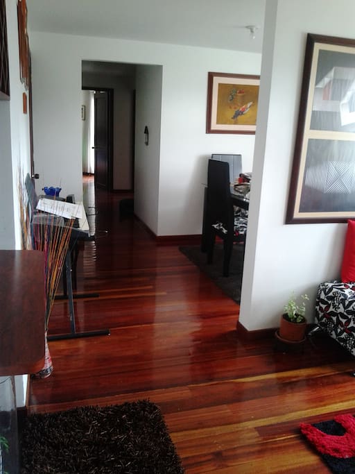 Todo el apartamento tiene piso de madera