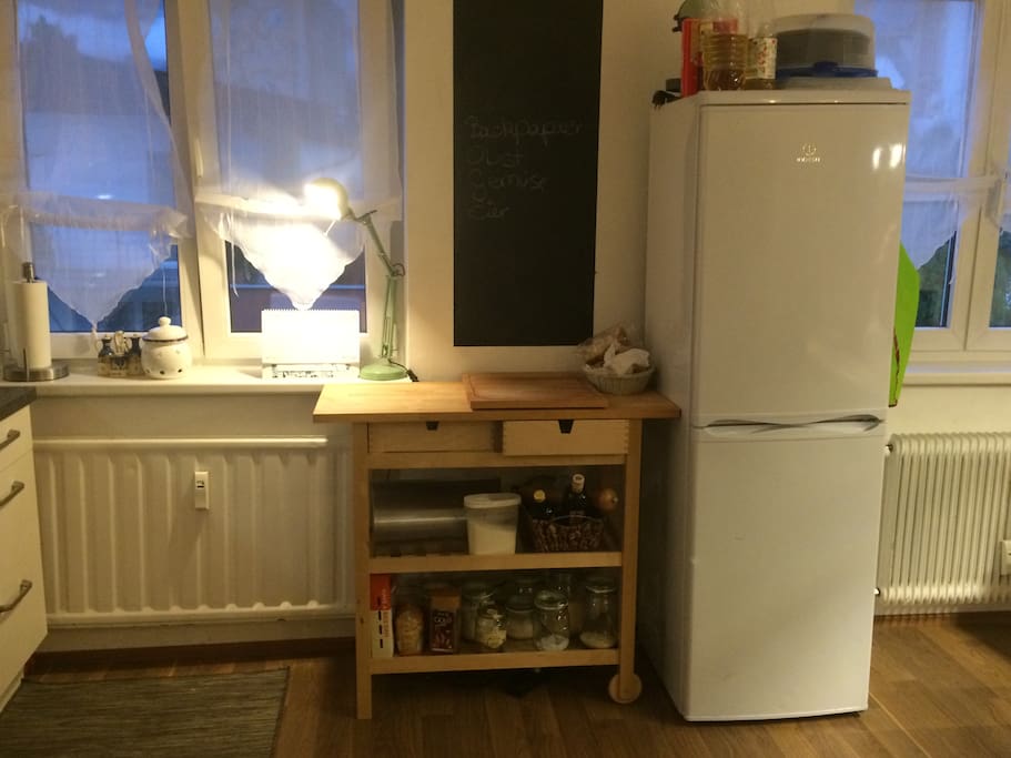 Arbeitsplatz und Zweitkühlschrank