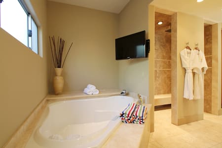 *Lovers Paradise* PoolsideKING Suite IndoorJacuzzi