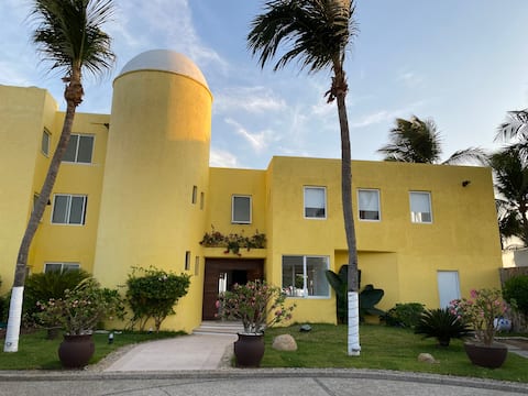 La Casa Amarilla Acapulco / Barra Vieja