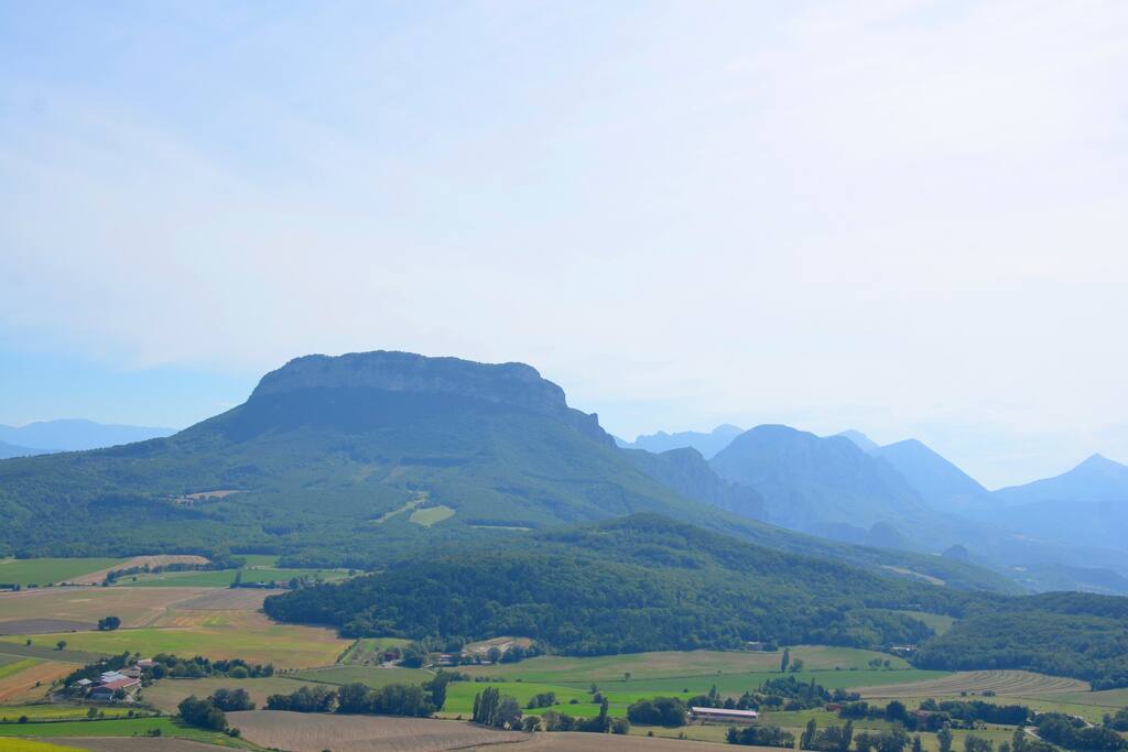 Vue sur la Roche-Colombe depuis le sommet de notre montagnette, au calvaire qui a donné son nom à notre gîte.
