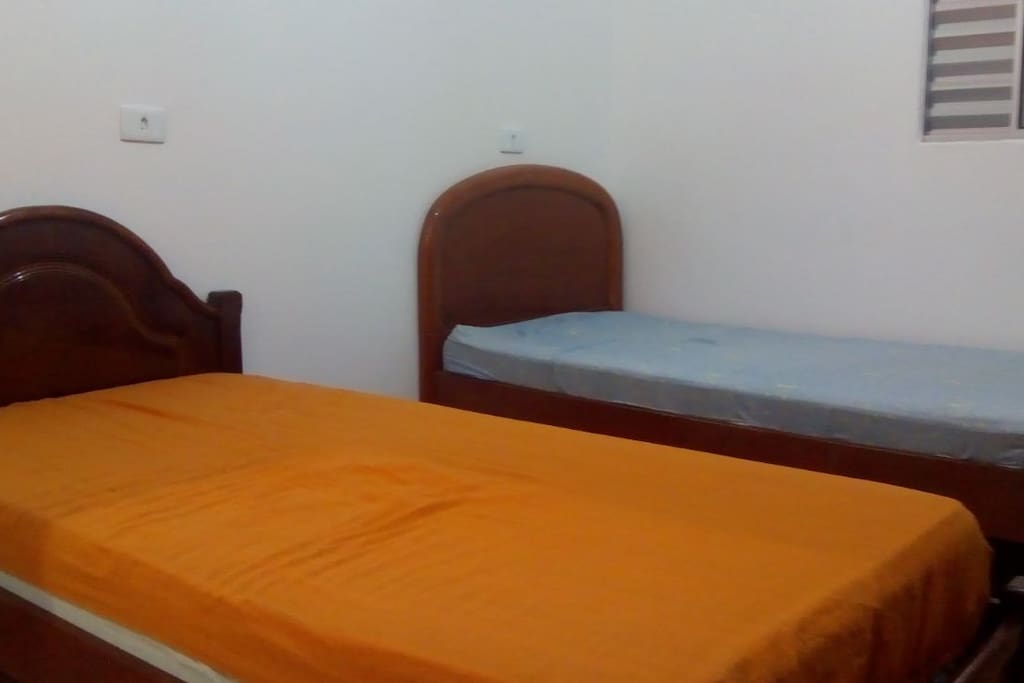 Quarto... Com duas camas de solteiro... Uso somente para os hóspedes...