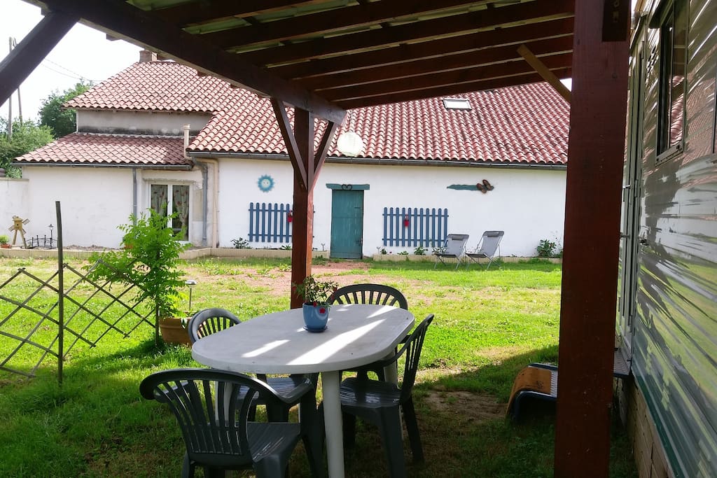 salon de jardin à l'ombre