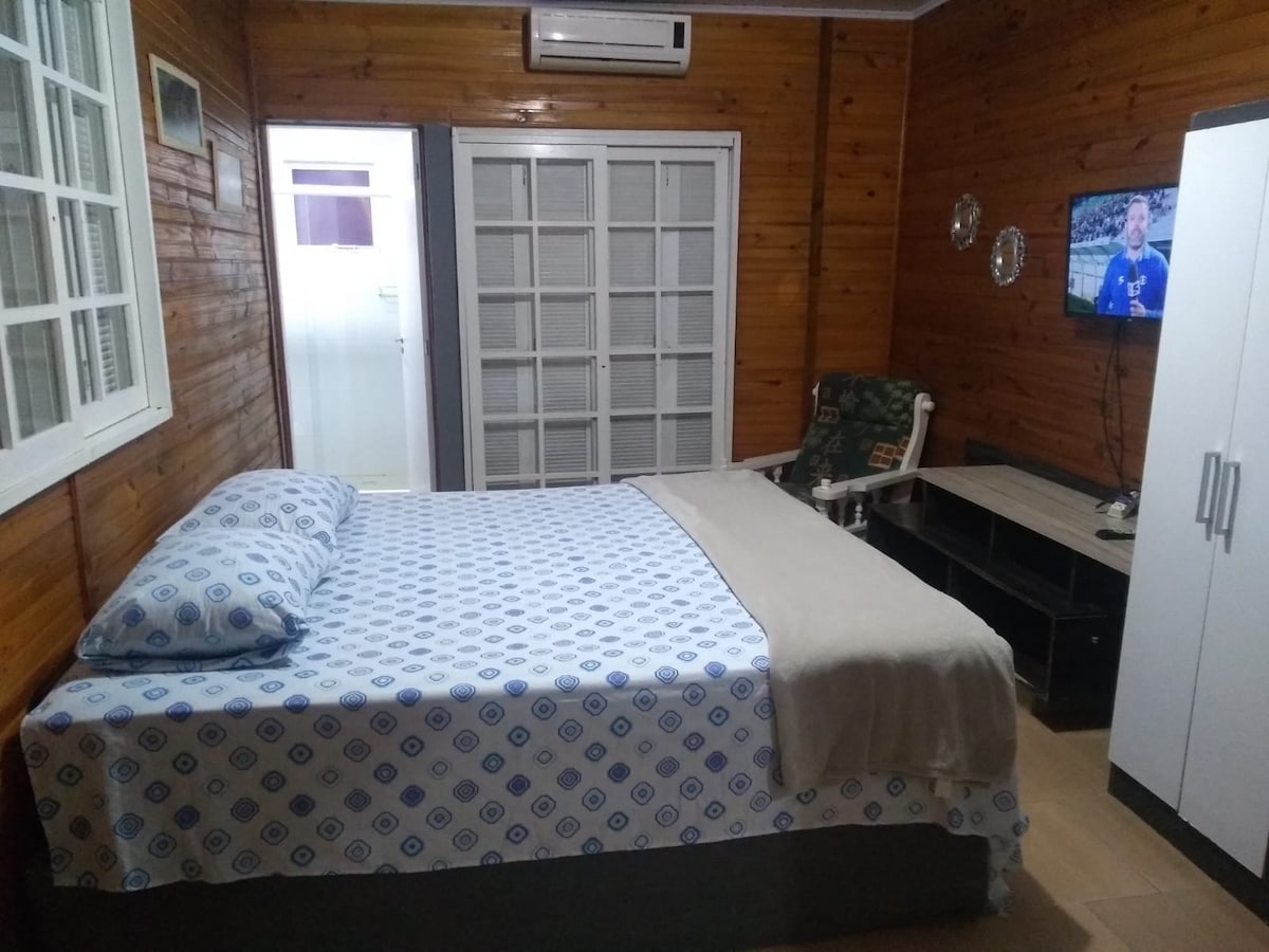 Საძინებელი 1 ლუქსი - საწოლი ტელევიზორითა და კონდიცირებით