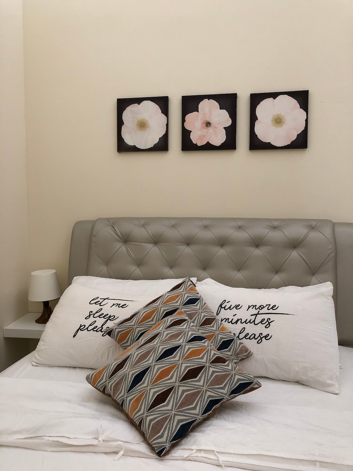 Segundo dormitorio: cama tamaño queen equipada con aire acondicionado y ventilador de techo. Coloqué una cuna aquí también.