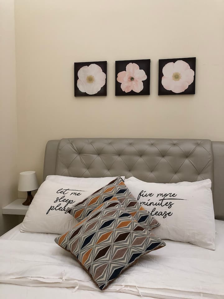 Deuxième chambre : lit queen size équipé de la climatisation 1 hp et ventilateur de plafond. J'ai également placé un lit bébé ici.