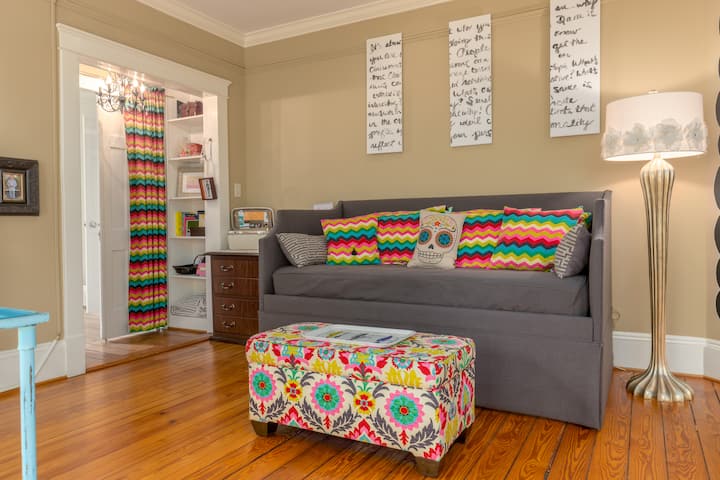 הספה הנפתחת כוללת מיטה נפתחת. זה נחשב לחדר השינה השני ומחובר לחדר השינה הראשי שעוברים כדי להגיע לחדר האמבטיה הראשי. 