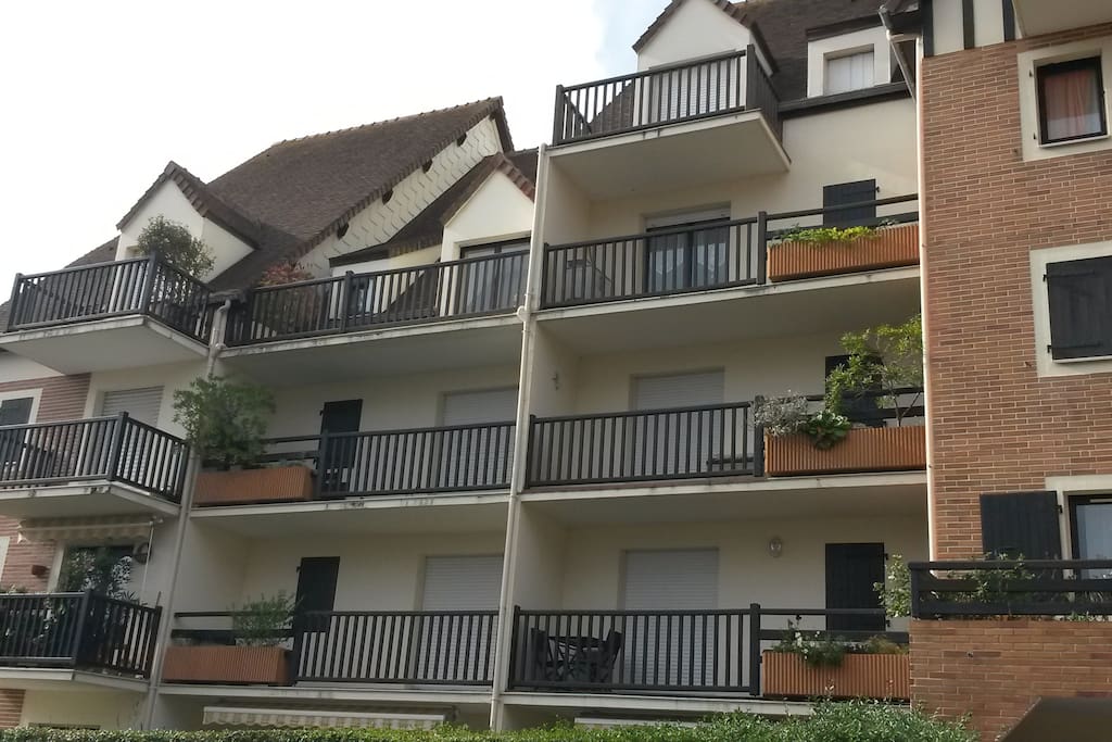 Vue de l'immeuble (3ème étage, balcon du milieu)