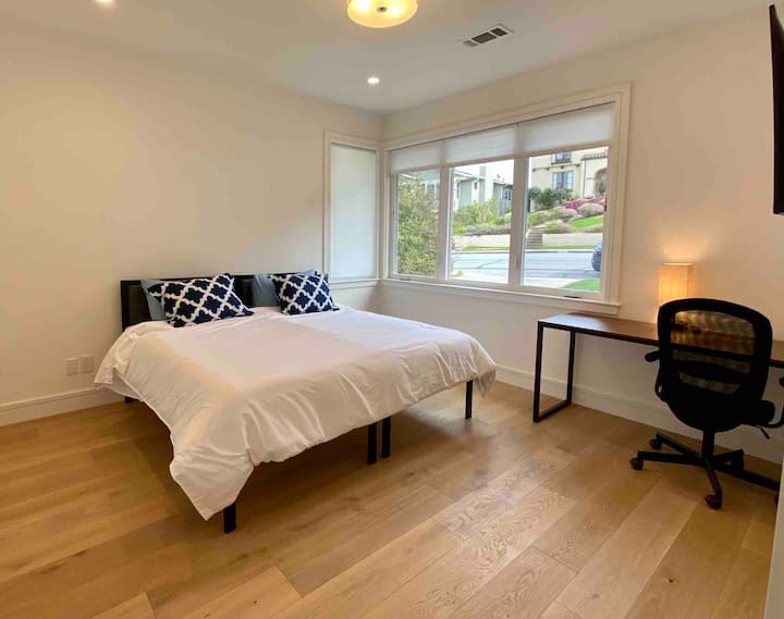 Chumba cha kulala 6: 1 Kitanda aina au inaweza kuwekwa kama vitanda 2 pacha, dawati, 55 inch Ethernet kushikamana smart TV, dawati taa na maduka ya malipo na bandari USB