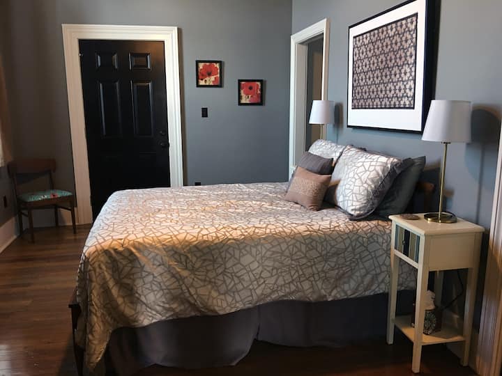 Საძინებელი სრული ზომის საწოლით.