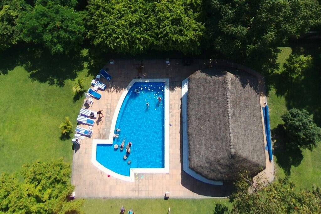 Vista aerea de palapa y alberca