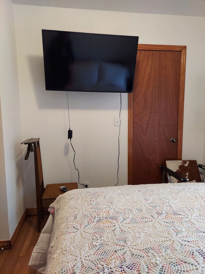 غرفة نوم ثالثة مع تلفزيون وخزانة